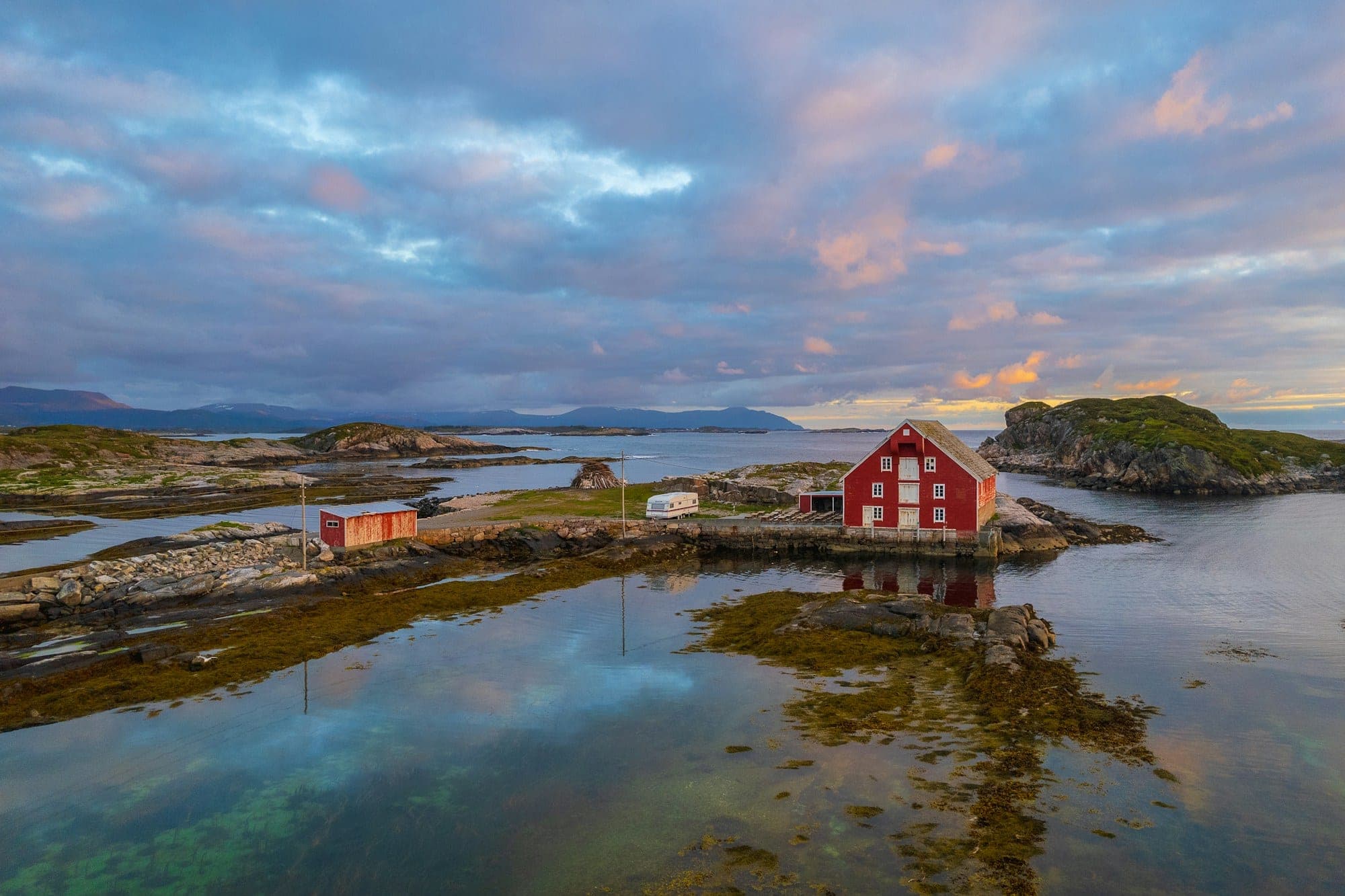 Nordisk kustby med röda hus vid havet